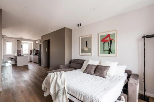 The Best Rent - Spacious three-bedroom flat in the San Giovanni area, Рим (фото 4)