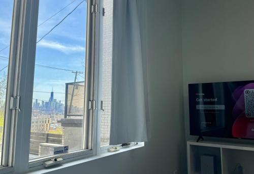 Comfy apt with skyline front view Mins away from NYC 5