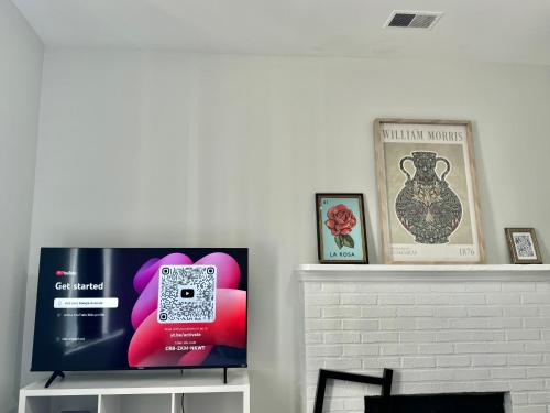 Comfy apt with skyline front view Mins away from NYC 4