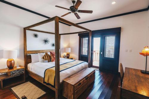 GARDEN VIEW DELUXE KING ROOM PRIVATE BALCONY