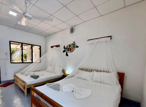 1 double bed, 1 twin bed