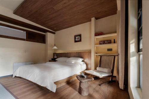Double Room room in Hongcun Nanhu Guanyuan Designer Lake View Resort Hotel Scenic spot tickets are not included