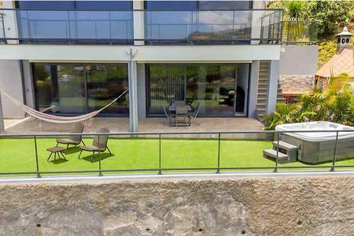 House - sleeps 3 free parking garden & jacuzzi, Estreito da Calheta (photo 6)