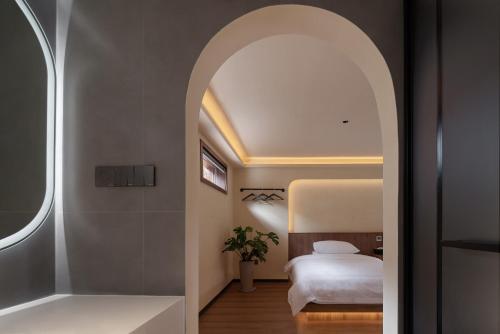 Budget Twin Room image 8