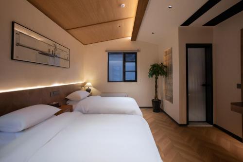 Twin Room image 9