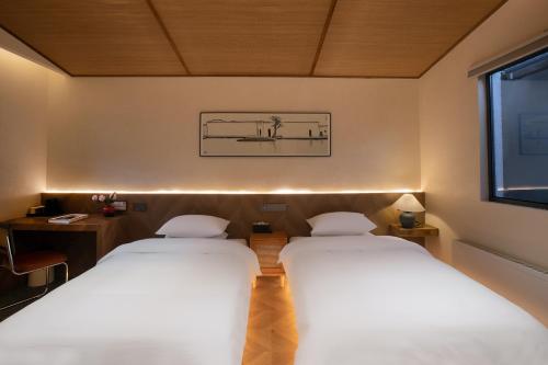 Twin Room image 8