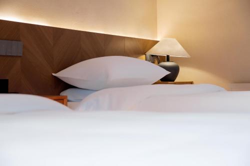 Twin Room image 6