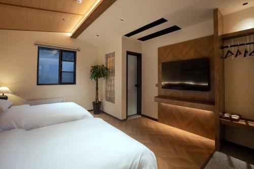 Twin Room image 7