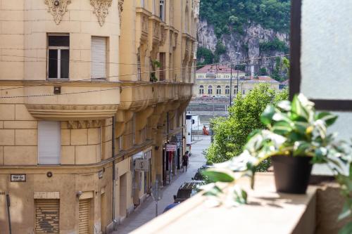 Family Friendly Danube Terrace Hacienda by NW - image 11