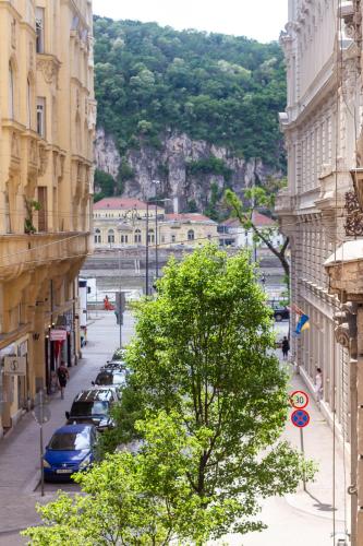 Family Friendly Danube Terrace Hacienda by NW 