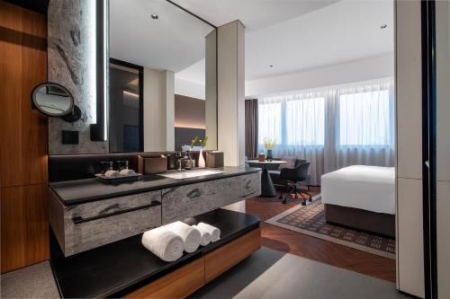 Intercity Hotel Shanghai Xujiahui Center Room Type - Intercity Queen Room