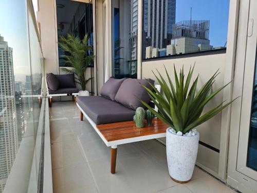 New Renovated Stylish 1 Br Dubai View 73 Floor, Dubai (foto 5)