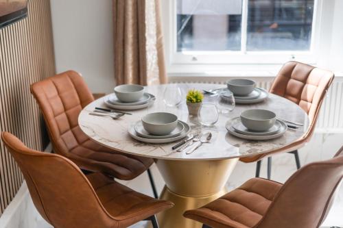 Chic 1-Bed Flat in the Heart of Soho Wardour Street! No Lift 1WD - image 3