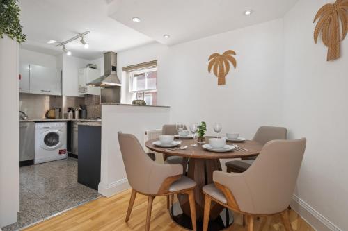 Stylish 1-Bedroom Apartment in the Heart of Soho! No Lift 9WD - image 11