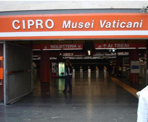 Casa Al Vaticano di fronte la fermata Metro Cipro - image 2