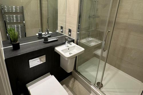 Riverfront: 2 Bed in London - Parking - image 5
