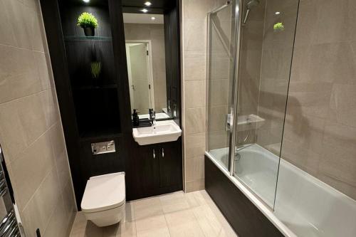 Riverfront: 2 Bed in London - Parking 