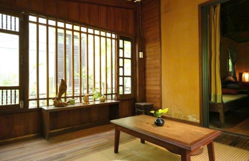 Yen homestay near Vinahouse Craft Village