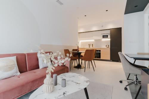 Modern and Bright-1Bedroom 1Bath-Av. de América Room Type - One-Bedroom Apartment 11