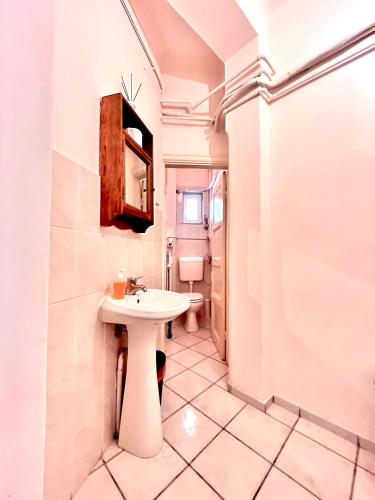 Downtown Unirii Square Private Economy Rooms with shared amenities 5