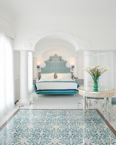 Suite with Terrace and Sea View image 6