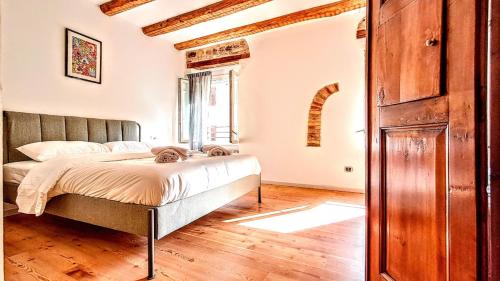NEW Luxury Jacuzzi Suite - 100sqm Historic Center - 50m from Parking - Trento
