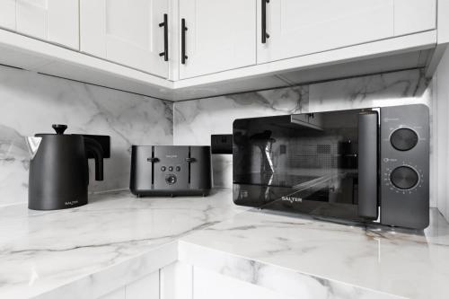 2BR Sleeps 5 | Workspace | Free Wifi & Parking - image 10
