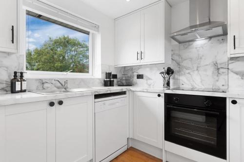 2BR Sleeps 5 | Workspace | Free Wifi & Parking - image 9