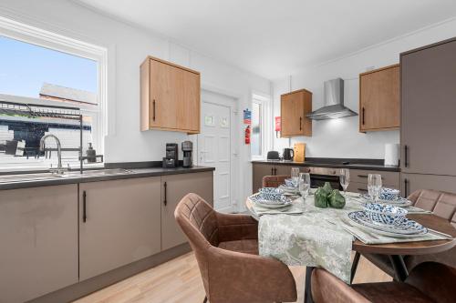 Free Parking Stunning 3Bedroom Home In Wigan in Wigan