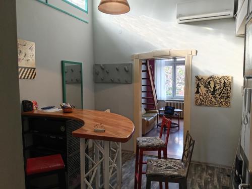 Apartment with City View image 2
