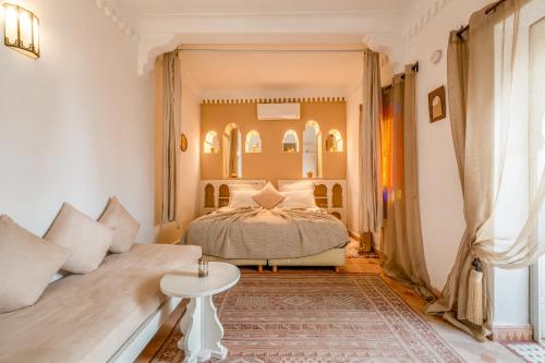 Five-Bedroom House room in RIAD AWINATI Location Privatisée  Piscine a jets Petit déjeuner et magnifique Rooftop avec vue a 360