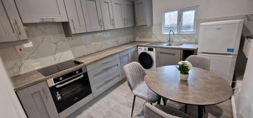 酒吧/高級酒吧, Modern Living apartment in 弗莫伊