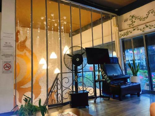 ห้องส่วนกลางสำหรับนั่งเล่น/ดูทีวี, ซูซู ข้าวสาร โฮสเทล (SUSU khaosan hostel) in ข้าวสาร