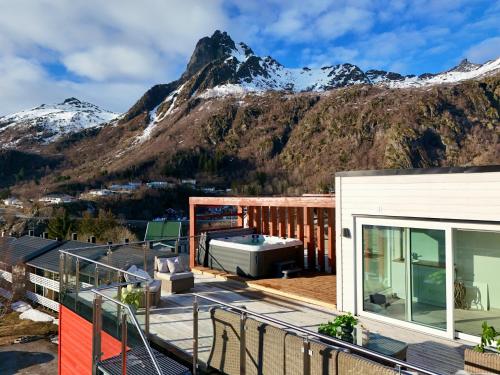 Seaview and private roof top terrace with jacuzzi in Lofoten in 斯沃爾瓦爾海濱
