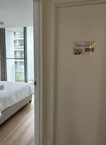 KozyGuru | Rockdale | Cozy Apt near Train Station - image 5