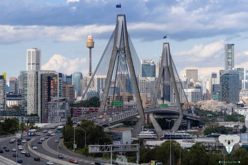 KozyGuru | Rozelle | Bridge View with Carpark - image 2