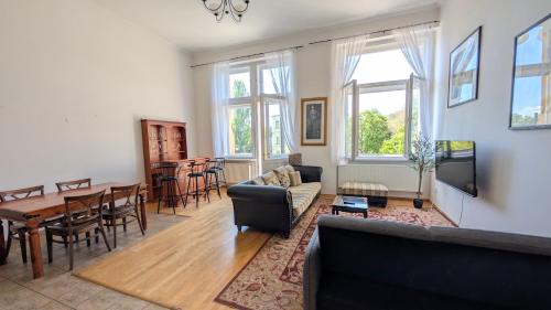 Riverside Gem w Balcony View - image 11