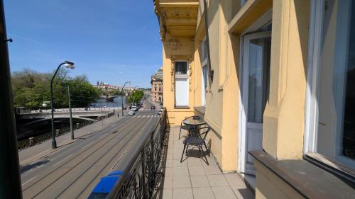 Riverside Gem w Balcony View, Praga