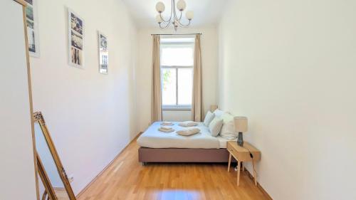 Riverside Gem w Balcony View - image 2