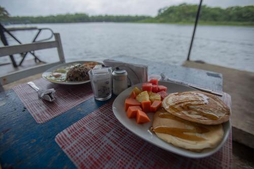 餐廳, Hotel Pura Natura Beachfront Tortuguero in 托土蓋羅