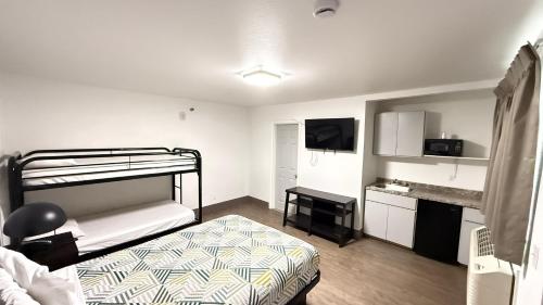 Family Studio Queen Bed with Bunk Bed