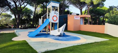 kinderspeeltuin, Grand T3 climatisé à Saint Raphaël Valescure (Grand T3 climatise a Saint Raphael Valescure) in Vallon du Mal Temps