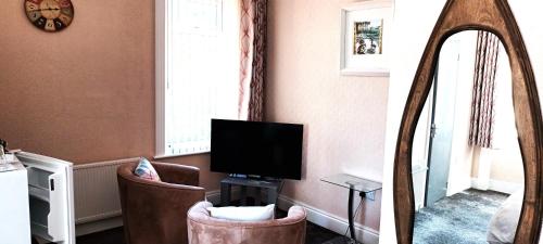 Premier King Room image 4