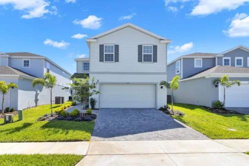 Luxurious 5BR w Pool Spa Game Room & BBQ Grill - image 2