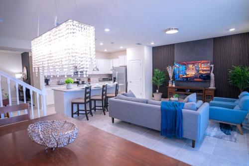 New Home W Heated Pool & Bbq Grill image