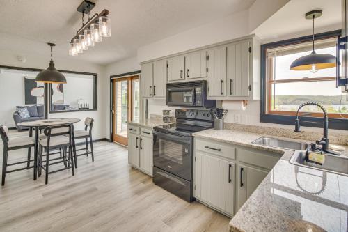 Walk to Marina Water-View Dale Hollow Lake Escape in 利文斯頓 (TN)