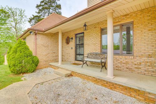 Walk to Marina Water-View Dale Hollow Lake Escape in 利文斯頓 (TN)