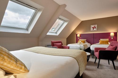1 queen bed, 1 sofa bed
