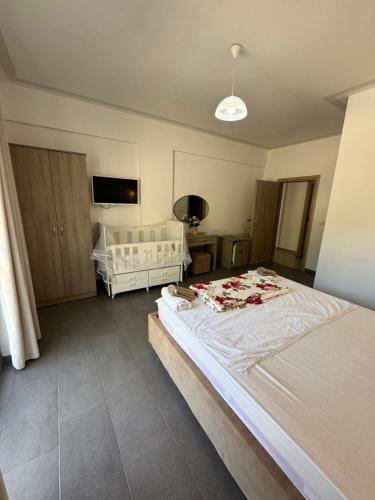 Double Room with Balcony image 2