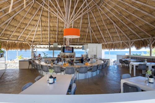 Bar/ Salón, Coral Estate Luxury Resort in Willibrordus